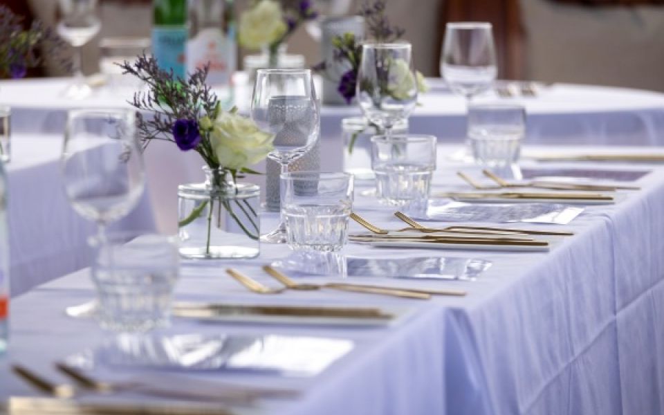 Prachtig gedekte tafels voor het diner op de boot